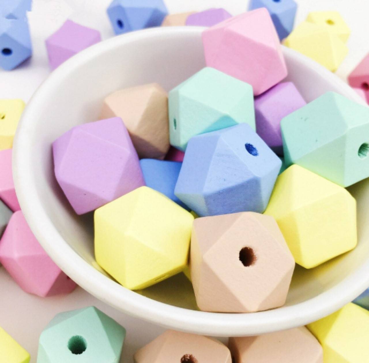 Korálka drevená hranatá veľká 2 x 2 cm 