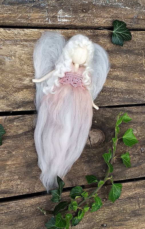 Dekorácie - Anjel z ovčieho rúna na zavesenie - 12154929_