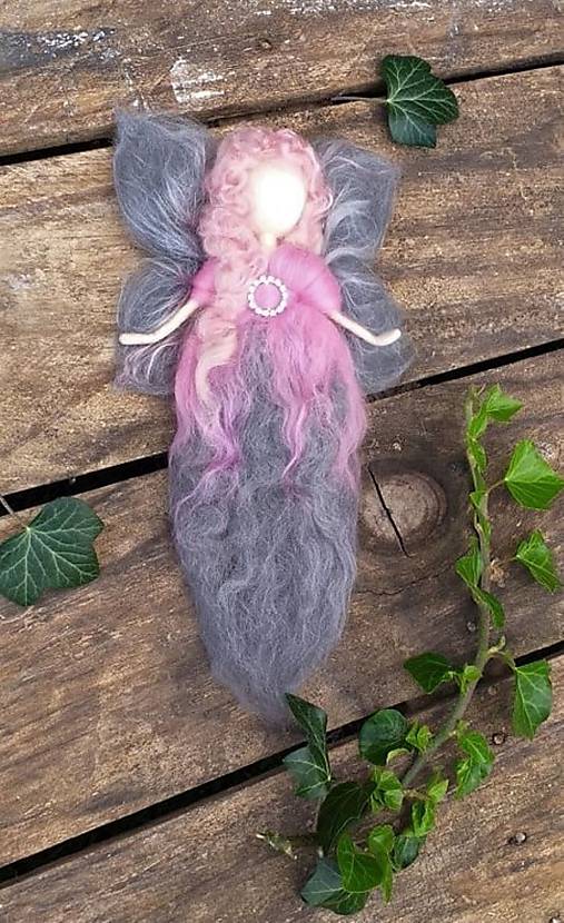 Dekorácie - Vílka z ovčieho rúna na zavesenie - 12154944_