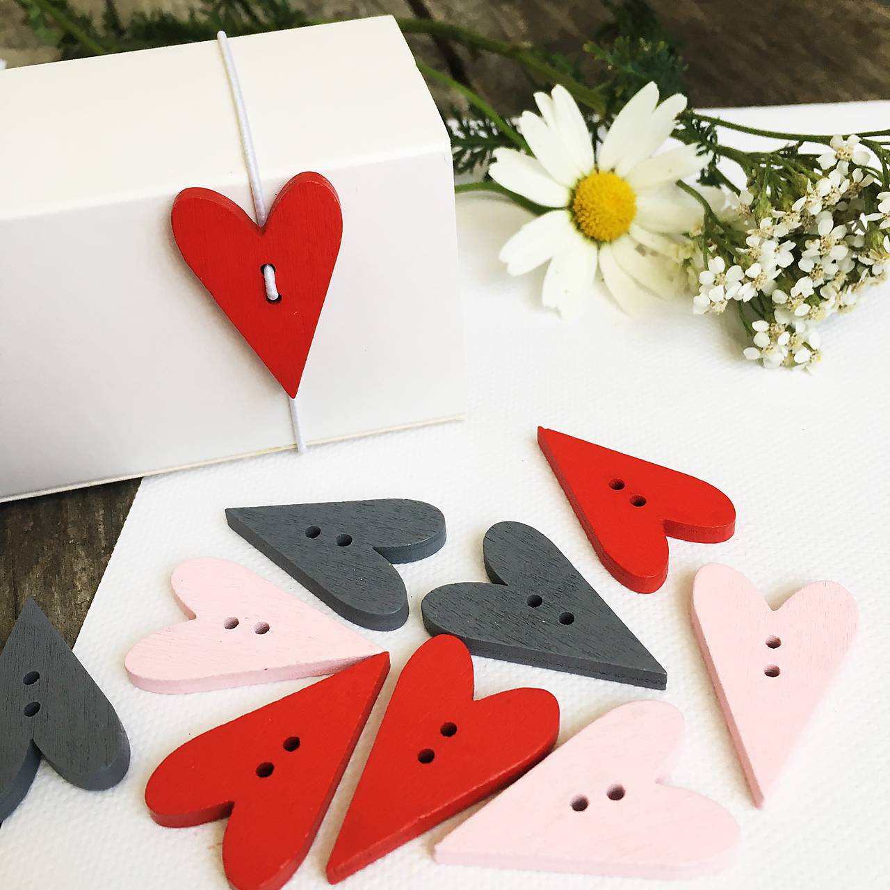 ozdobné drevené gombíky srdiečka väčšie