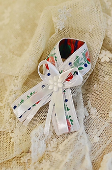 Svadobné pierka - svadobné pierka folk (pierka pre otcov/družbov s textilnou kvetinkou) - 12155329_