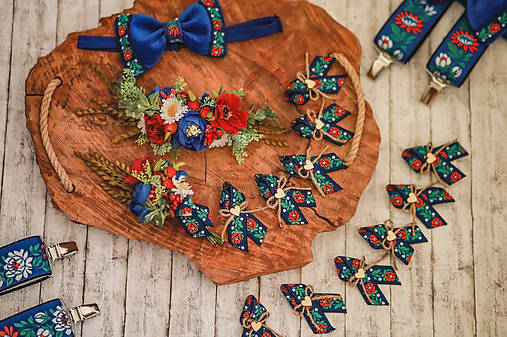 Svadobný modrý folk set (polvenček, pierko pre ženícha, traky a zamatový motýlik, 10 ks pierka pre hostí)