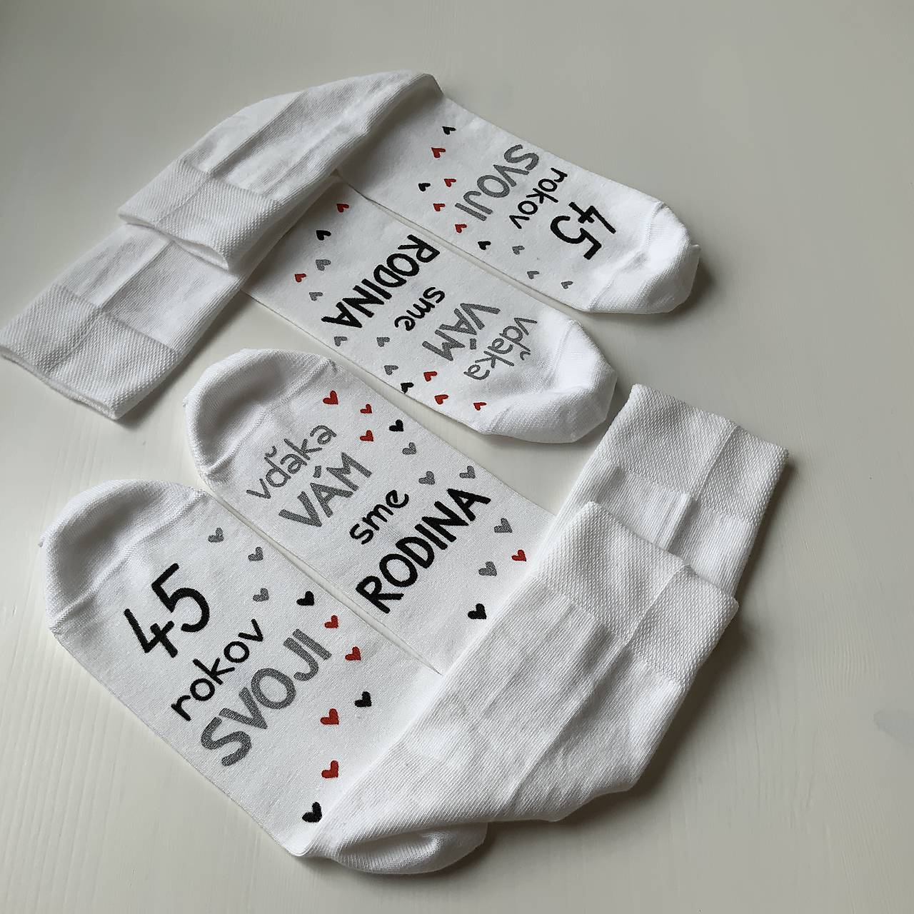 Maľované ponožky k výročiu svadby ako darček od deti (biele)