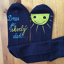 Ponožky, pančuchy, obuv - Motivačné maľované ponožky s nápisom "Dnes je skvelý deň" (tmavomodré) - 12161030_