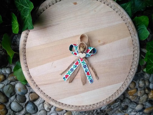 Svadobné pierka - folklórne pierko srdiečkové s jutovinou a makovičkou pre rodičov, svedkov - 12164863_