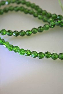 Minerály - Ruský "smaragd"chromdiopsid korálky 4mm - brúsené - 12164681_