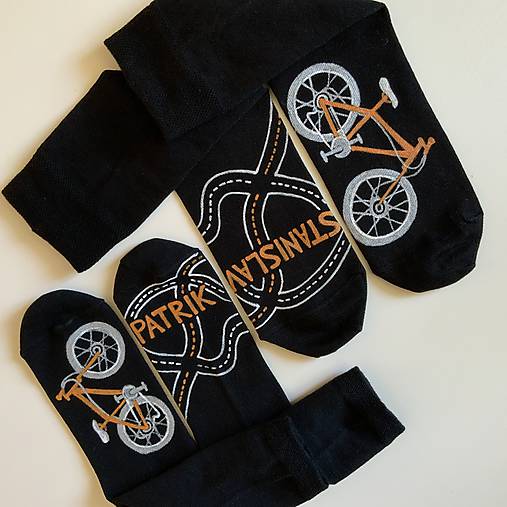 Maľované čierne ponožky s bicyklom a menom (Biela + oranžová)