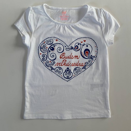 Maľované tričko s ľudovoladený vzorom v tvare srdca a (S nápisom "Budem veľká sestra")