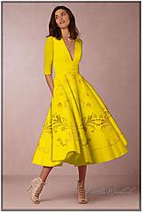 Šaty - FLORAL FOLK " Slovenská ornamentika ", spoločenské šaty v dĺžke midi (žltá + jemný vzor) - 12175553_