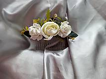 Ozdoby do vlasov - Svadobný biely kvetinový hrebeň - 12174941_