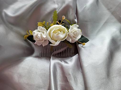 Svadobný biely kvetinový hrebeň