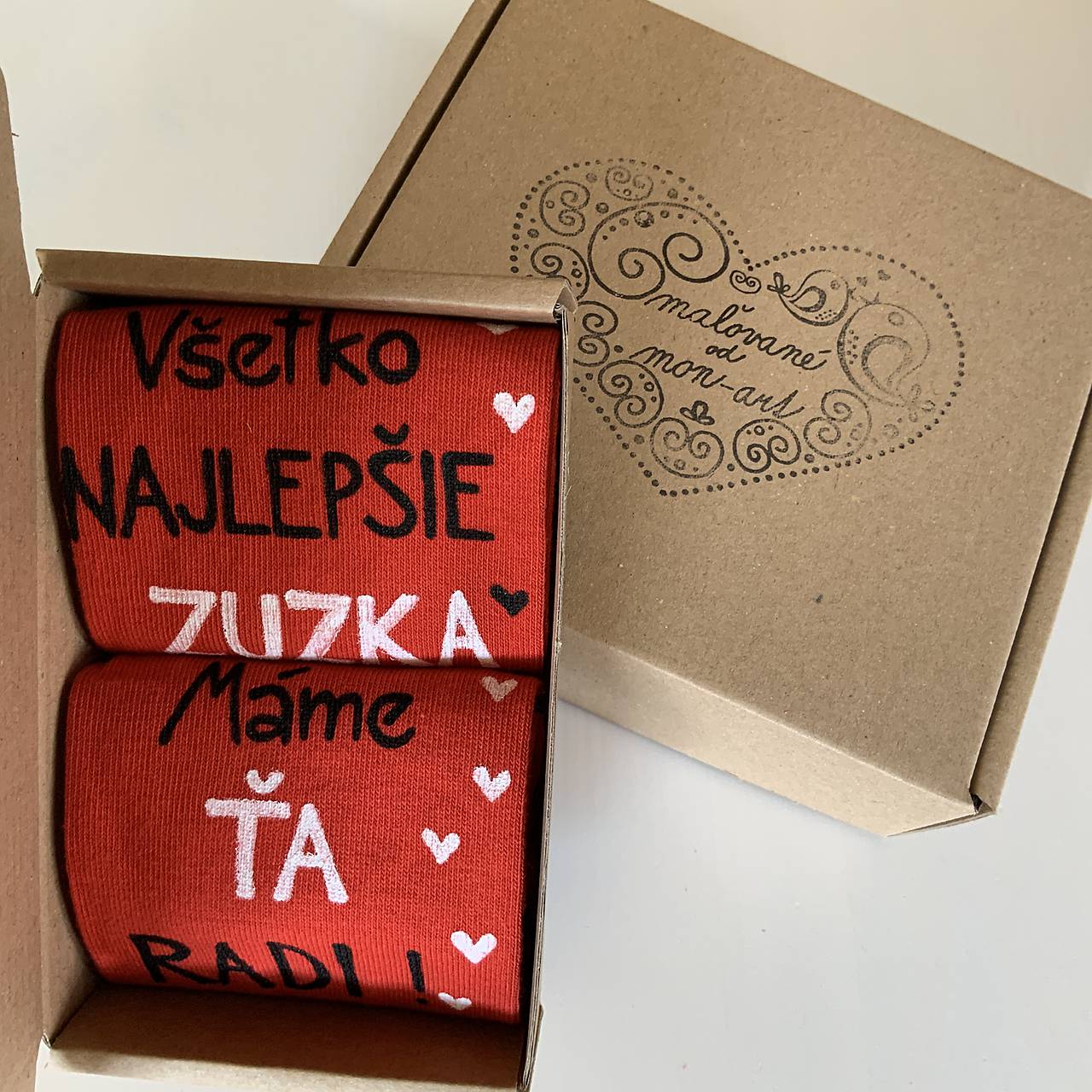 Maľované ponožky s nápisom: "Všetko najlepšie ((meno)/ máme ŤA radi”)