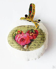 Dekorácie - Voňavá ozdoba s fialovým srdiečkom plnená levanduľou - šitá handmade dekorácia - 12178401_
