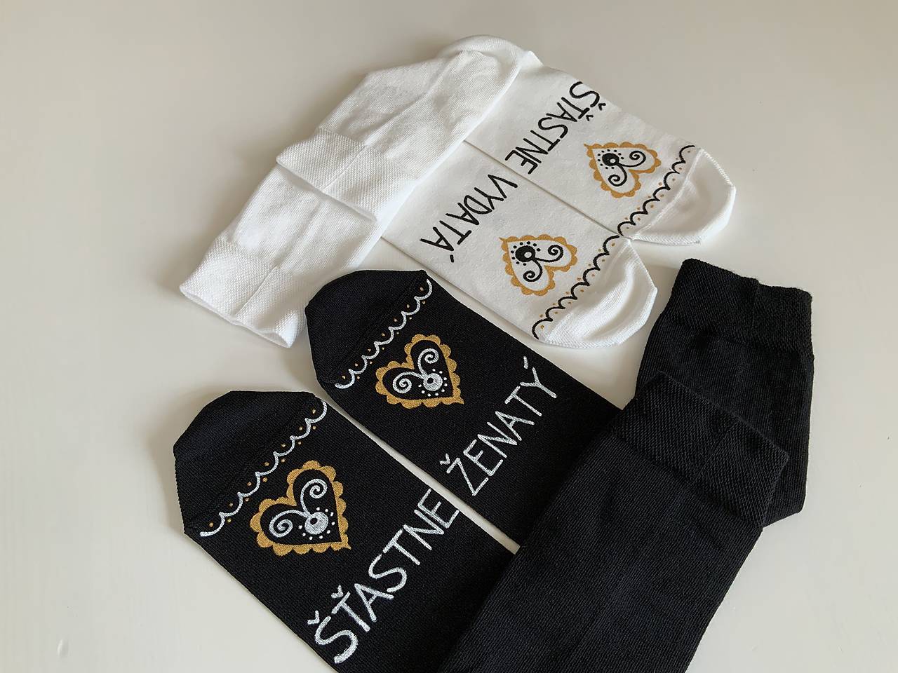 Maľované ponožky pre novomanželov alebo k výročiu svadby - ľudovoladené (biele + čierne) (bez dátumov)