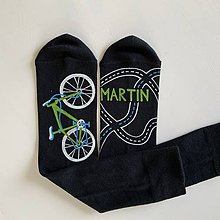 Ponožky, pančuchy, obuv - Maľované čierne ponožky s bicyklom a menom (Biela + zelená) - 12176800_