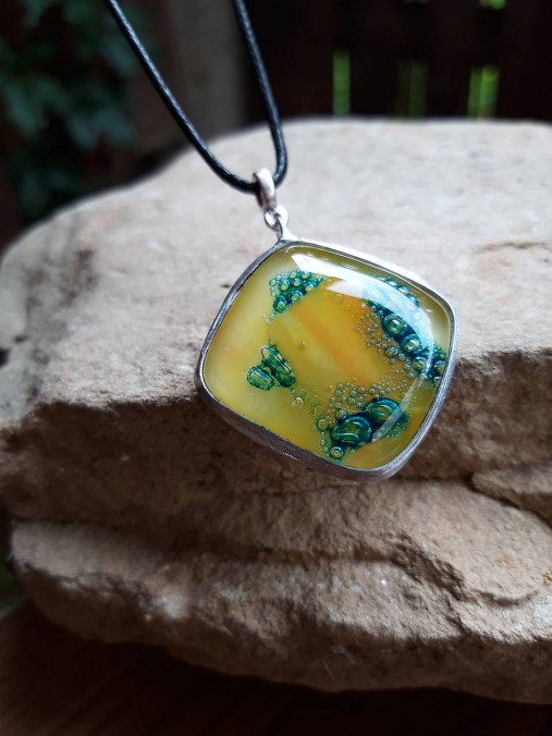 Náhrdelníky - Sklenený prívesok/žltá a smaragdová - 12180788_