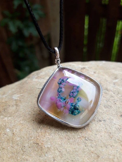 Náhrdelníky - Sklenený prívesok/ružová, žltá a smaragdová - 12180808_