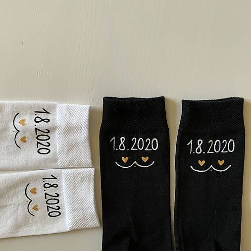 Maľované ponožky pre novomanželov alebo k výročiu svadby - ľudovoladené (biele + čierne) (+ dátumy nad členkom)