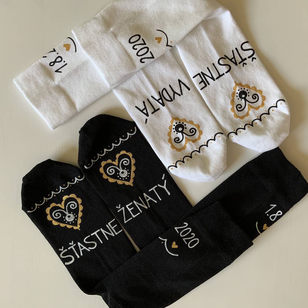 Maľované ponožky pre novomanželov alebo k výročiu svadby - ľudovoladené (biele + čierne) (+ dátumy nad členkom)