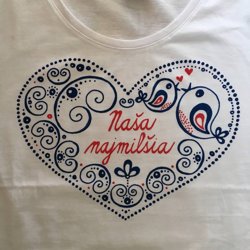 Maľované tričko s ľudovoladený vzorom v tvare srdca a (s nápisom “Naša najmilšia”)
