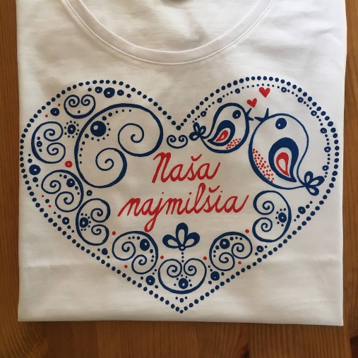 Maľované tričko s ľudovoladený vzorom v tvare srdca a (s nápisom “Naša najmilšia”)
