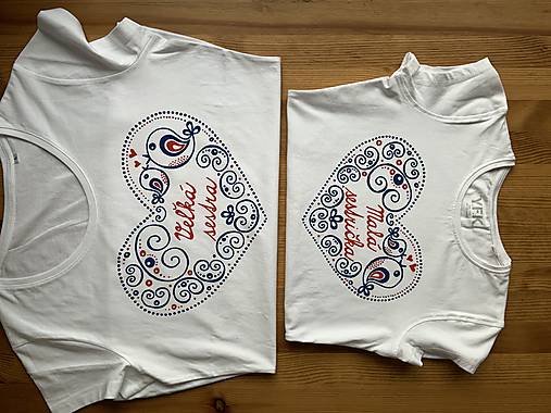 Maľované tričko s ľudovoladený vzorom v tvare srdca a (s nápisom “Málá sestra/ Veľká sestra”)