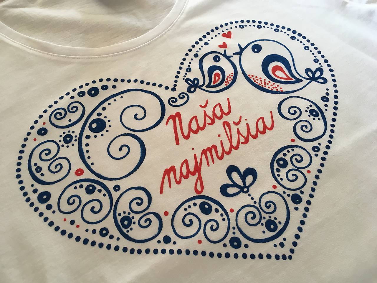 Maľované tričko s ľudovoladeným vzorom v tvare srdca a (s nápisom “Naša najmilšia”)