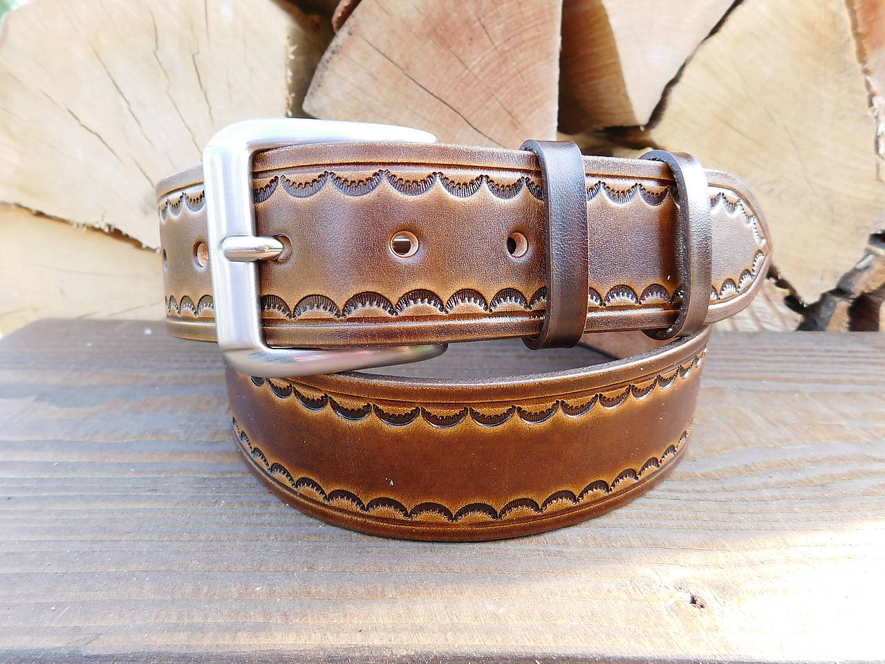 Kožený opasok s jednoduchým zdobením