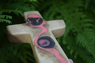 Dekorácie - Krížik z orechového dreva s fosforovými kryštáľmi - 12196619_