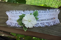 Spodná bielizeň - biely svadobný podväzok - zelené lístočky - /17€/ - 12196686_
