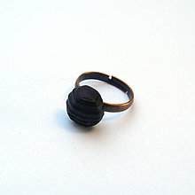 Prstene - Prsten s dreveným očkom - smrekový pálený - 12215157_