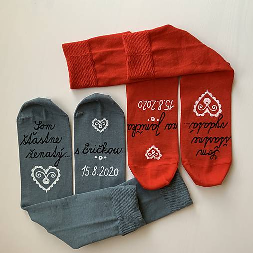 Maľované ponožky s nápisom: "Môj manžel (Moja manželka) je šťastne ženatý (vydatá)" ("Som šťastne ženatý/vydatá s/za ...(meno)" (Sivé + červené))