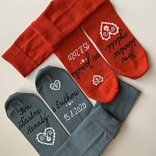 Maľované ponožky s nápisom: "Môj manžel (Moja manželka) je šťastne ženatý (vydatá)" ("Som šťastne ženatý/vydatá s/za ...(meno)" (Sivé + červené))