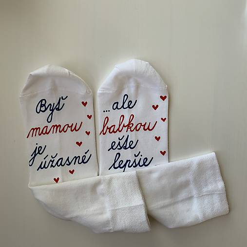 Maľované ponožky pre šťastnú mamu a babku (so srdiečkami)