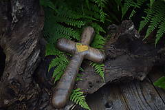 Dekorácie - Svadobný krížik z orechového dreva (žlté srdiečko) - 12227517_