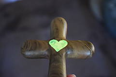 Dekorácie - Svadobný krížik z orechového dreva (žlté srdiečko) - 12227518_