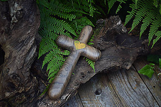 Dekorácie - Svadobný krížik z orechového dreva (žlté srdiečko) - 12227566_