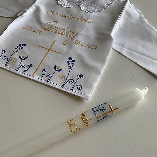 Krstná ručne maľovaná ľudovoladená (Košieľka + svieca s krížom v hornej časti a s kvetmi v modrom)