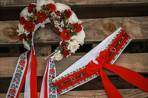 Folklórna svadobná kvetinová parta