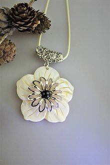 Náhrdelníky - perleť,turmalín prívesok luxusný - (turmalínový kabašon v strede kvetu) - 12230605_