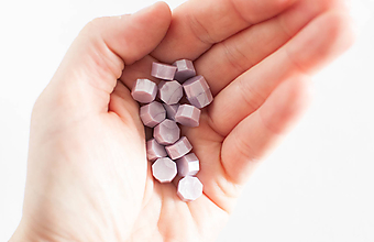 Suroviny - Pečatný vosk - granulát / až 40 odtieňov (Violet perleťová) - 12232934_