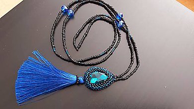Náhrdelníky - šitý dlhý náhrdelník v tvare slzy so strapcom - 12230835_