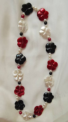 Sady šperkov - Náhrdelník a náušnice umelé fialky (bielá-červená-čierna) - 12233468_