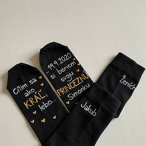 Maľované ponožky pre ženícha (biela + zlatá na čiernych s menom "princeznej" 2)