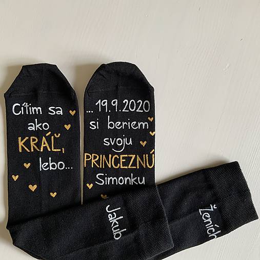 Maľované ponožky pre ženícha (biela + zlatá na čiernych s menom "princeznej" 2)