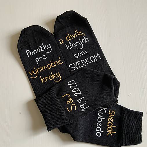 Maľované ponožky (pre svedka s nápisom "Ponožky pre výnimočné kroky/ a chvíle, ktorých som svedkom" čierne 1 aj s menom, dátum a iniciálami nad členkom)