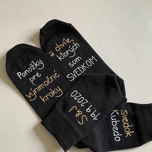 Maľované ponožky (pre svedka s nápisom "Výnimočné ponožky pre výnimočné kroky/ a chvíle, ktorých som svedkom" čierne 1 aj s menom, dátum a iniciálami nad členkom)