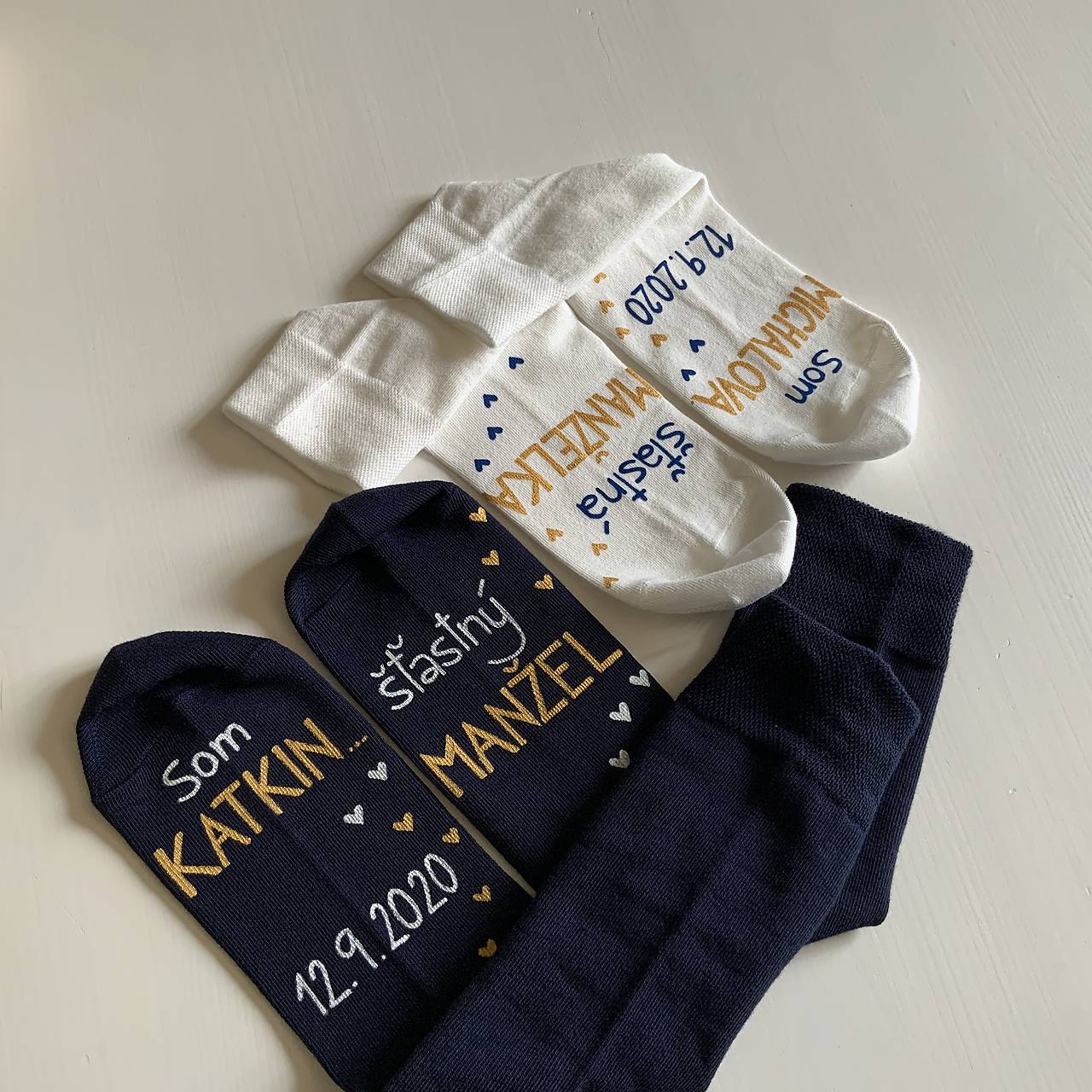 Darčeková sada maľovaných ponožiek s nápismi: "Som ... / šťastný manžel/manželka" (+ dátum (biele + tmavomodré))