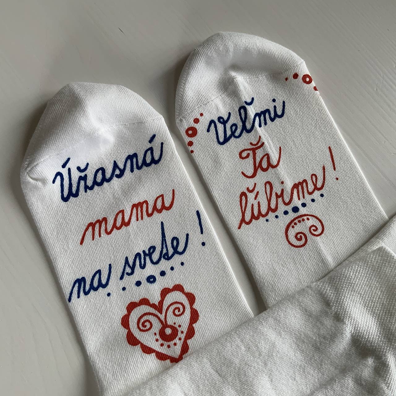 Maľované ponožky pre MAMU (biele s nápisom: "úžasná mama")