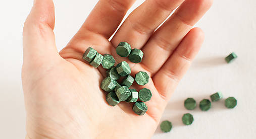 Suroviny - Pečatný vosk - granulát / až 40 odtieňov (Borovicovo zelená metalická) - 12252503_